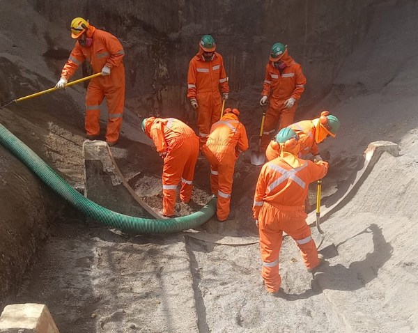Cambio de estanques enterrados de sustancias peligrosas en concentradora-003