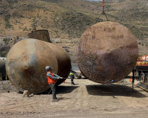 Cambio de estanques enterrados de sustancias peligrosas en concentradora-005