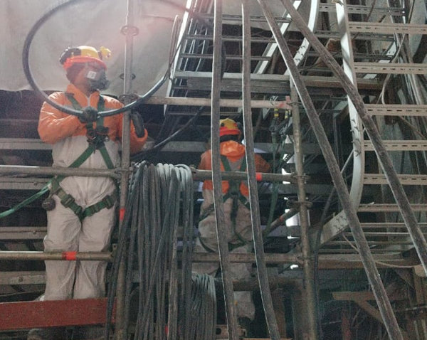 Cambio de estanques enterrados de sustancias peligrosas en concentradora-009