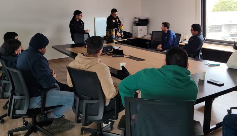 SIITEC – Capacitación Taladro Base Magnética 2 pulgadas 1 Colaboradores de SIITEC en capacitación sobre Taladro Base Magnética 2 pulgadas