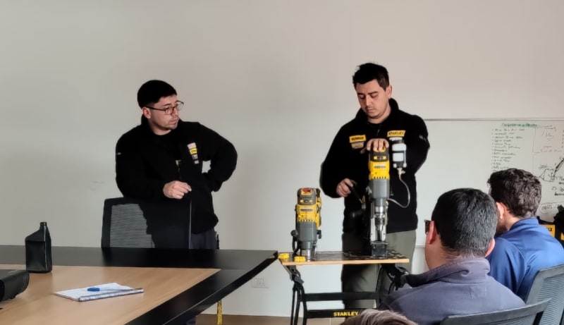 Equipo SIITEC durante la capacitación técnica de Taladro Base Magnética