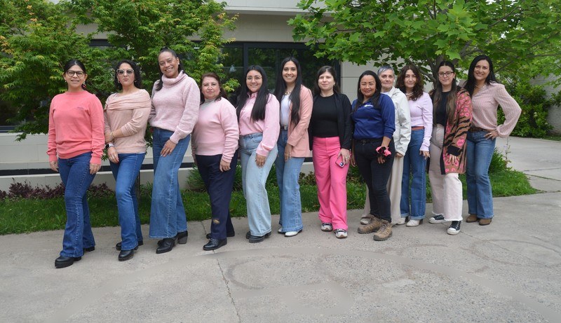 Octubre Rosa 2026 – mujeres de SIITEC vestidas de rosa